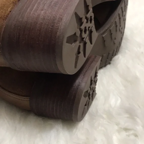 NWOB UGG WRIGHT BELTED ANKLE BOOT SIZE 8M - Picture 9 of 13